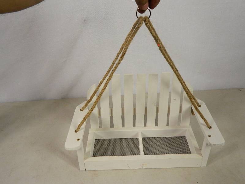 lot 74 image: New Cute Hanging Bench SquirrelBird Feeder