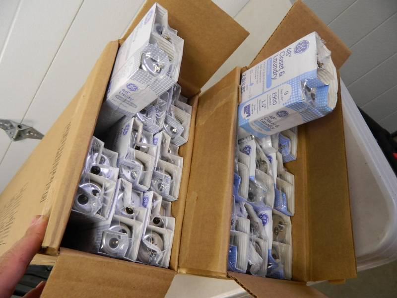 lot 121 image: 34 New GE 48 inch Fluorescent Bulbs