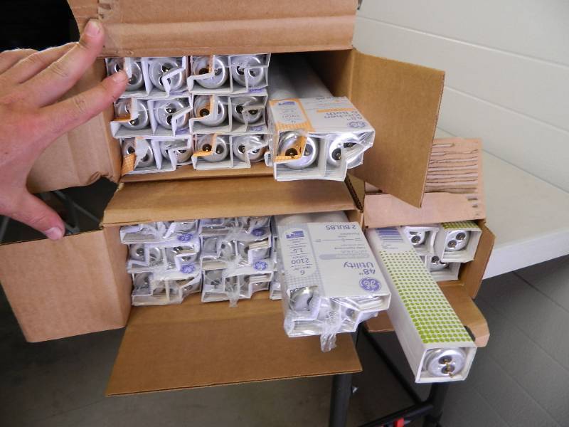 lot 122 image: 40 New GE 48 inch Fluorescent Bulbs