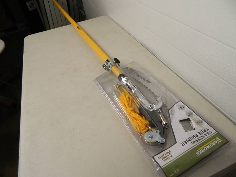 lot 134 image: New Telescoping Tree Trimmer