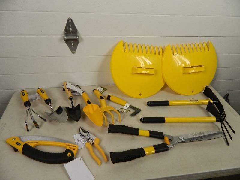 lot 136 image: New Lawn and Garden Tools