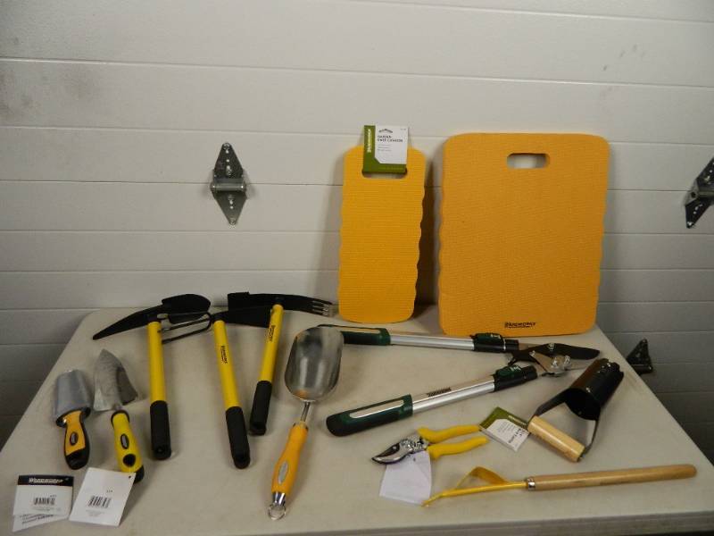 lot 137 image: New Lawn and Garden Tools