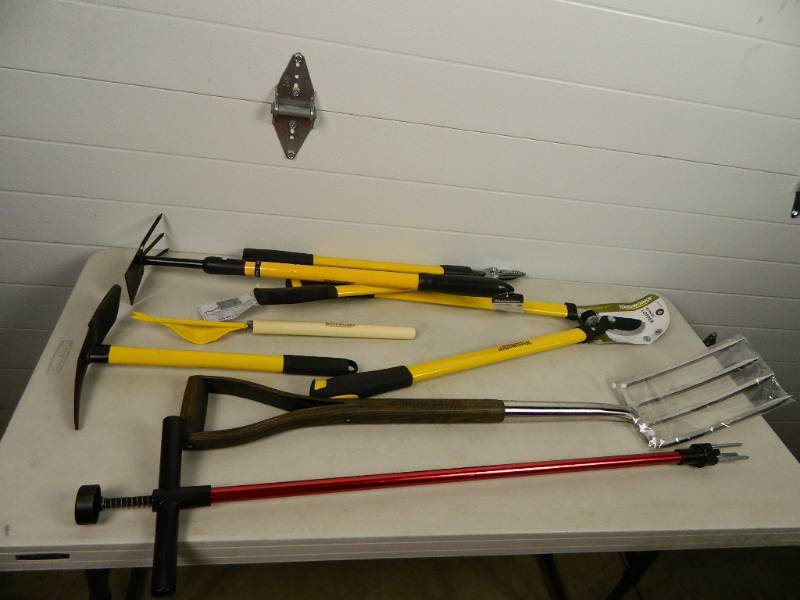 lot 139 image: New Lawn and Garden Tools