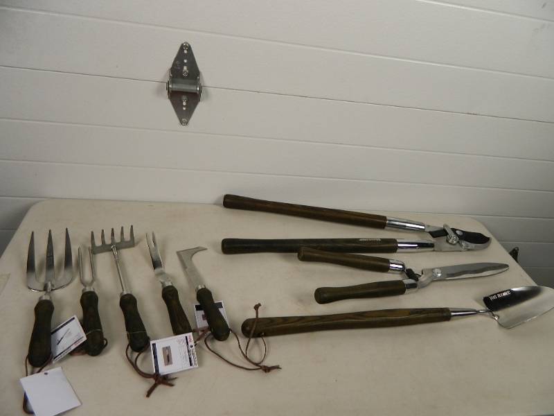 lot 141 image: New Lawn and Garden Tools