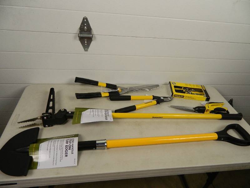 lot 145 image: New Lawn and Garden Tools