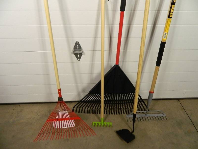 lot 153 image: New Long Handle Tools