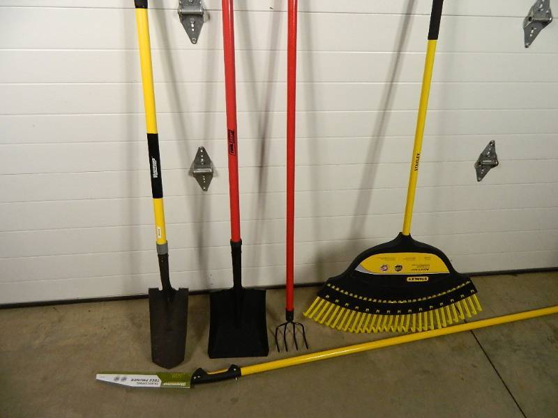 lot 154 image: New Long Handle Tools