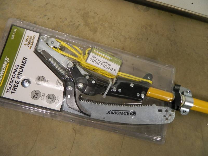 lot 155 image: New Telescoping Tree Saw