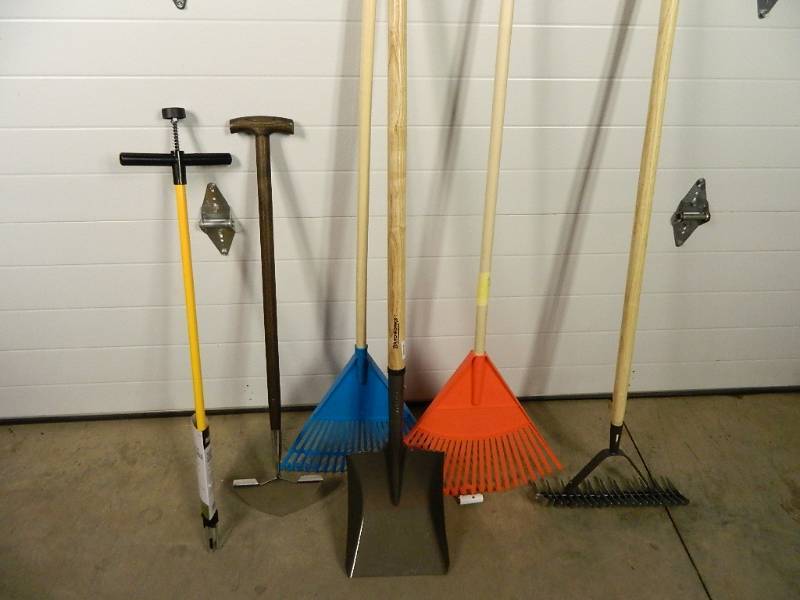 lot 156 image: New Long Handle Tools