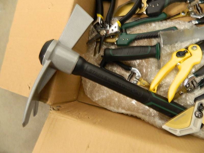 lot 161 image: Bulk Lawn Care Tools