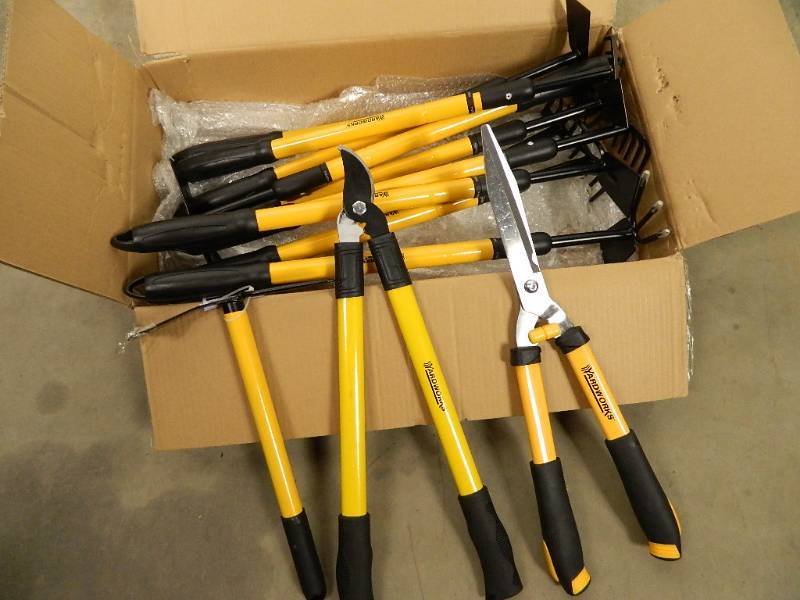 lot 162 image: Bulk Lawn Care Tools