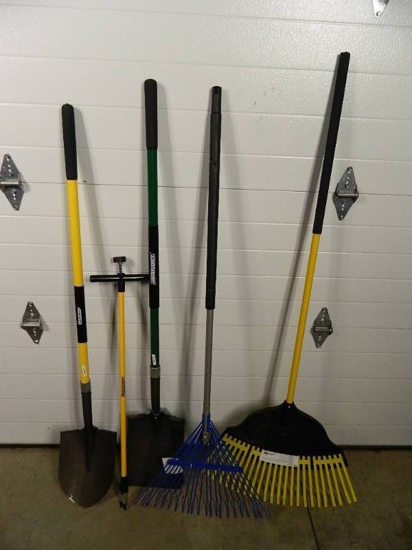 lot 165 image: New Long Handle Tools