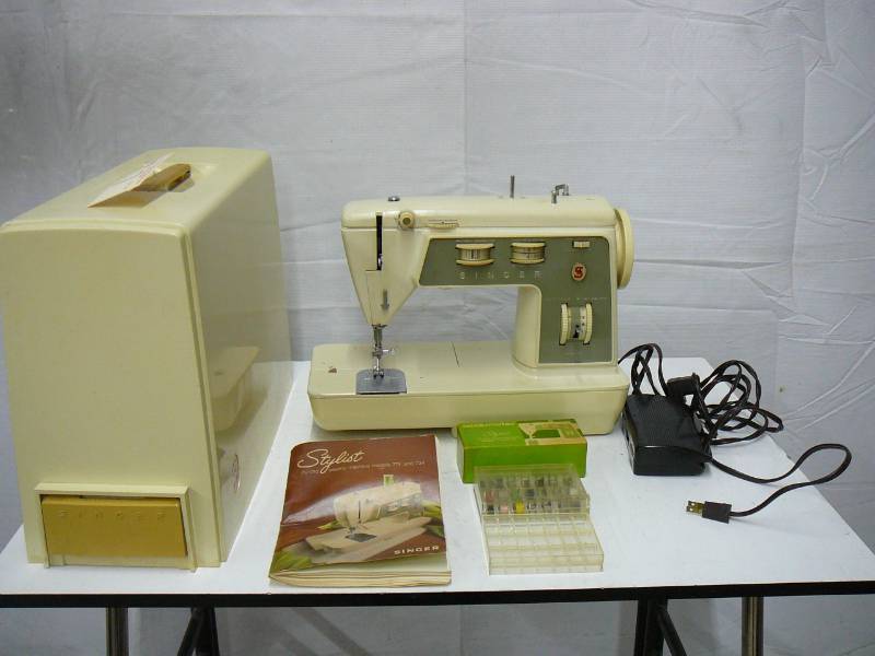 lot 7 image: Singer Sewing Machine With Accessories