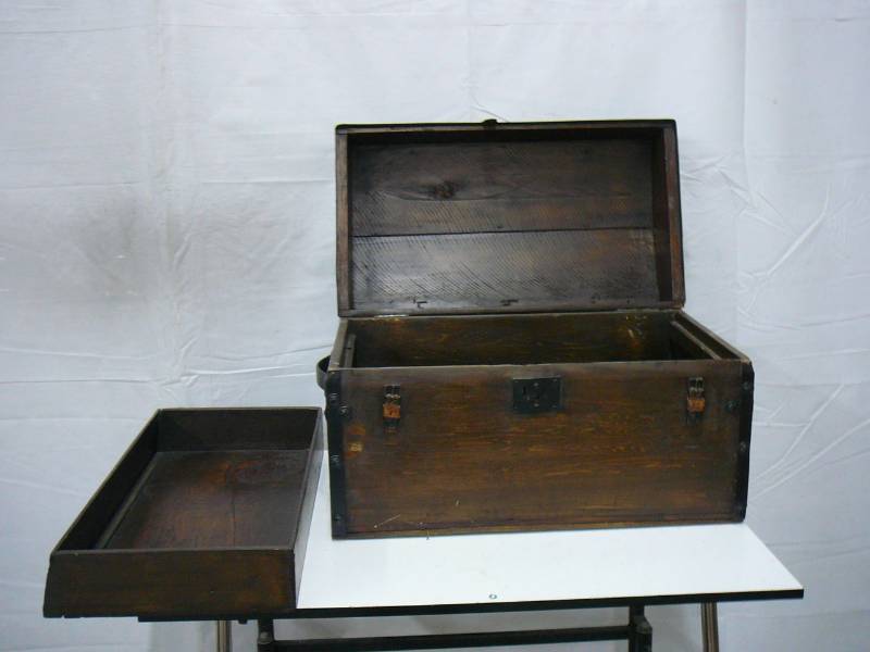 lot 8 image: Antique Steamer Trunk With Inner Tray