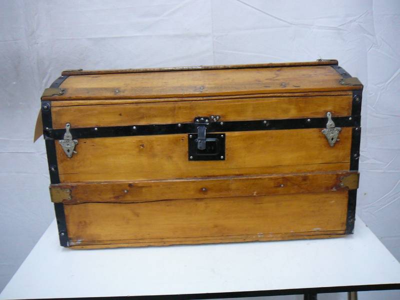 lot 9 image: Antique Steamer Trunk With Inner Tray