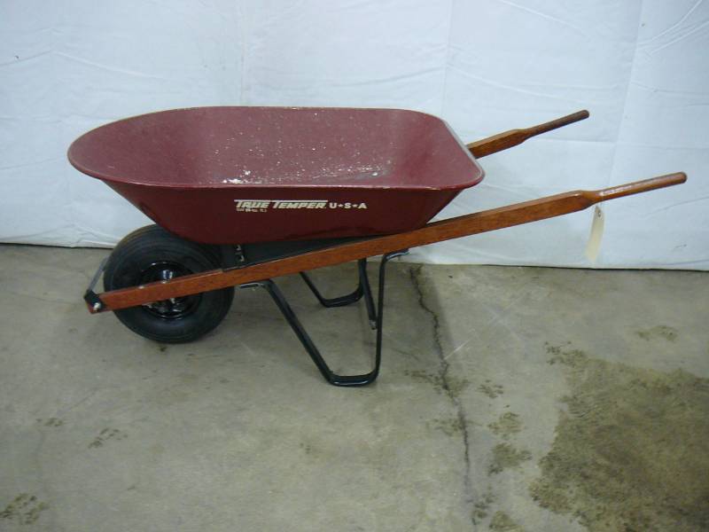 lot 10 image: True Temper Wheelbarrow