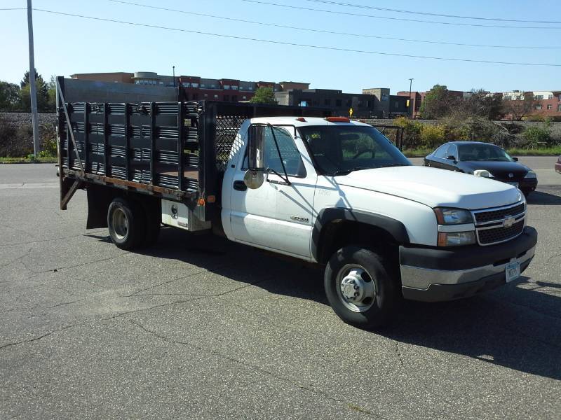 lot 1 image: 2005 Chevrolet 3500 Silverado Work Truck with Lift Gate
