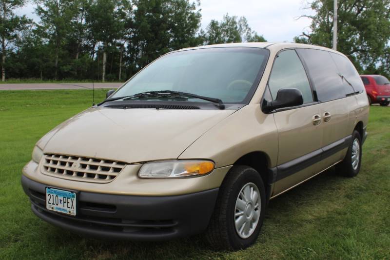 lot 3822 image: 2000 Chrysler Grand Voyager SE - One Owner -