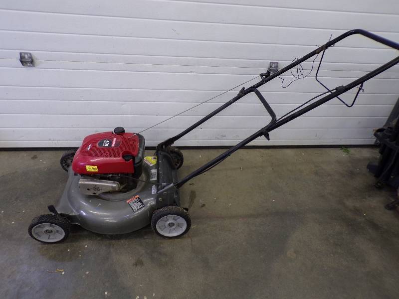lot 14 image: Craftsman Lawn Mower