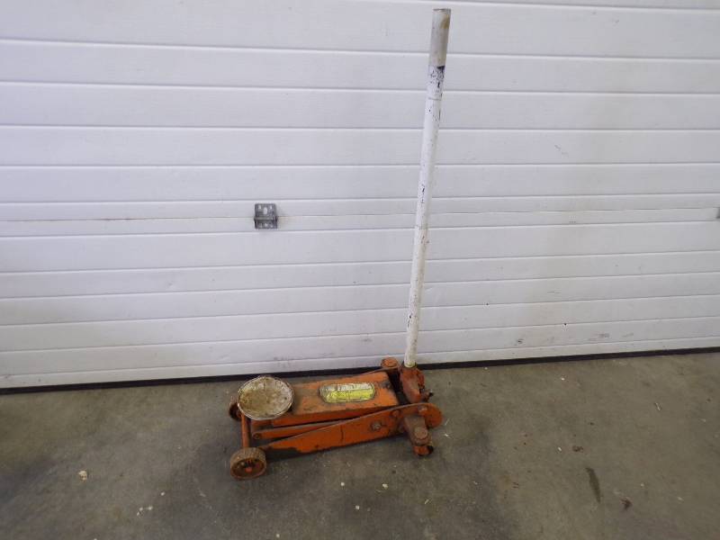 lot 17 image: 2 Ton Floor Jack