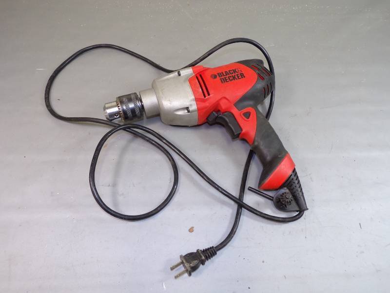 lot 19 image: Black N Decker Drill
