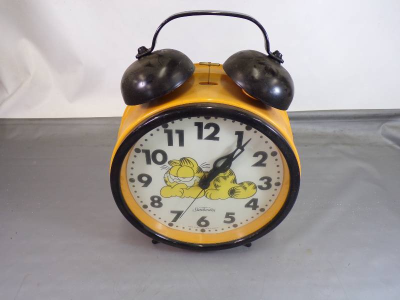 lot 35 image: Large Garfield Alarm Clock