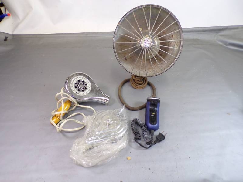 lot 37 image: Vintage Heat Lamp, Vintage Hair Dryer and Shaver