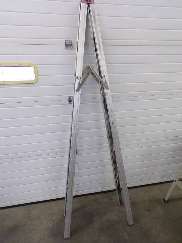 lot 44 image: Folding 7 Step Ladder