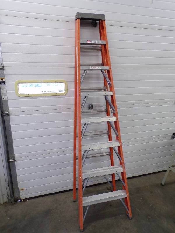 lot 46 image: Fiberglass 8 Step Ladder