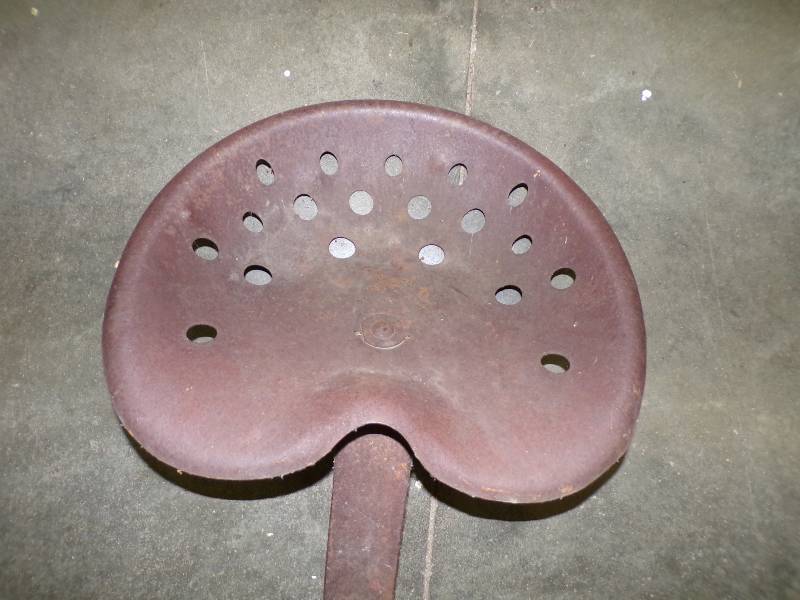 lot 118 image: Metal Tractor Seat