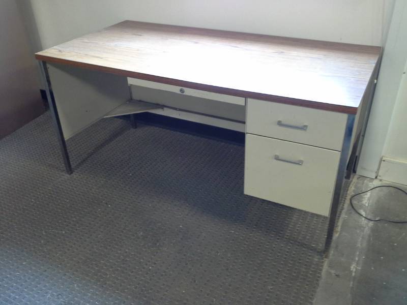 lot 115 image: Metal Office Desk with 3-Locking Drawers