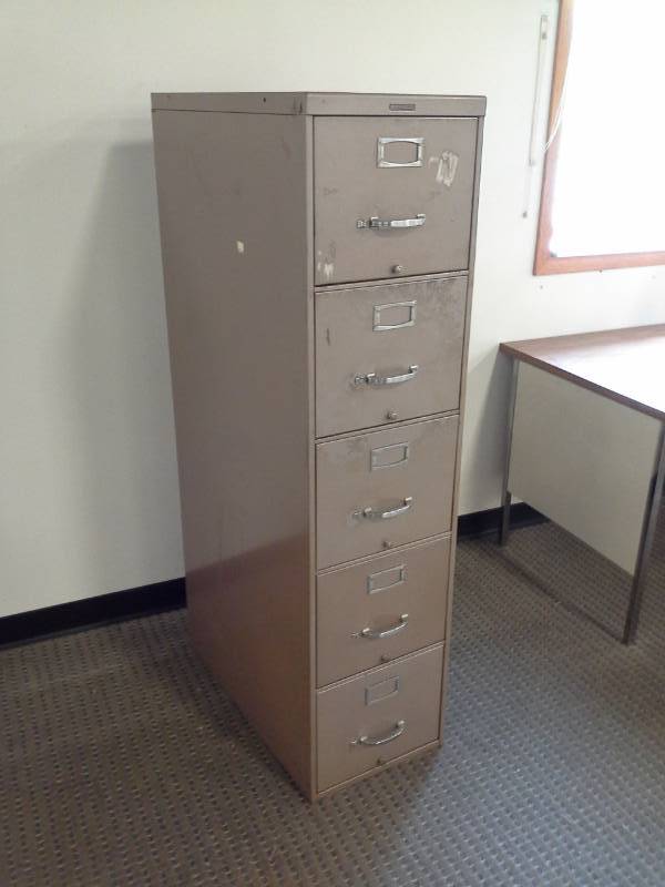 lot 116 image: Steelcase Metal File Cabinet with 5-Drawers