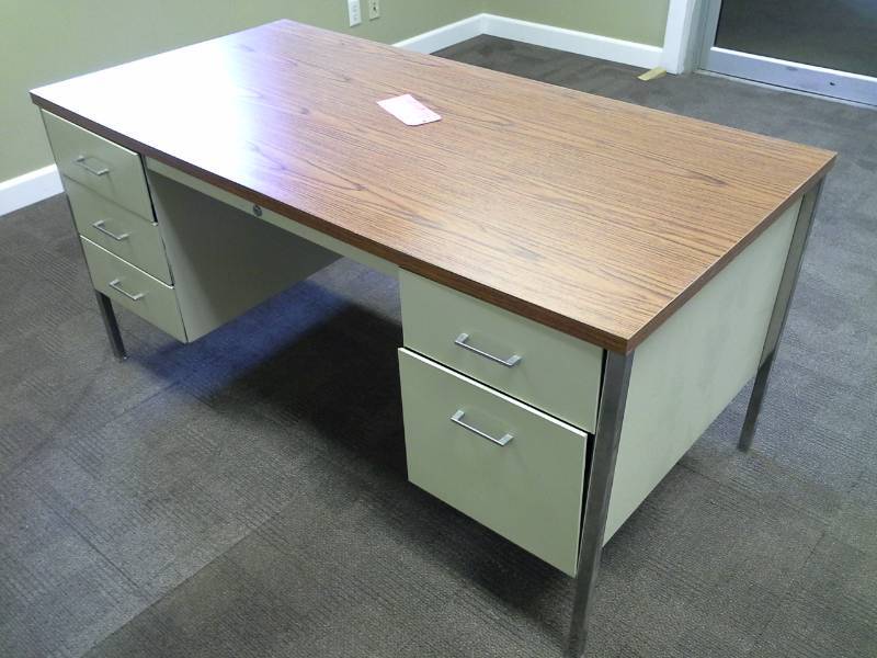 lot 131 image: Metal Office Desk with 6-Locking Drawers