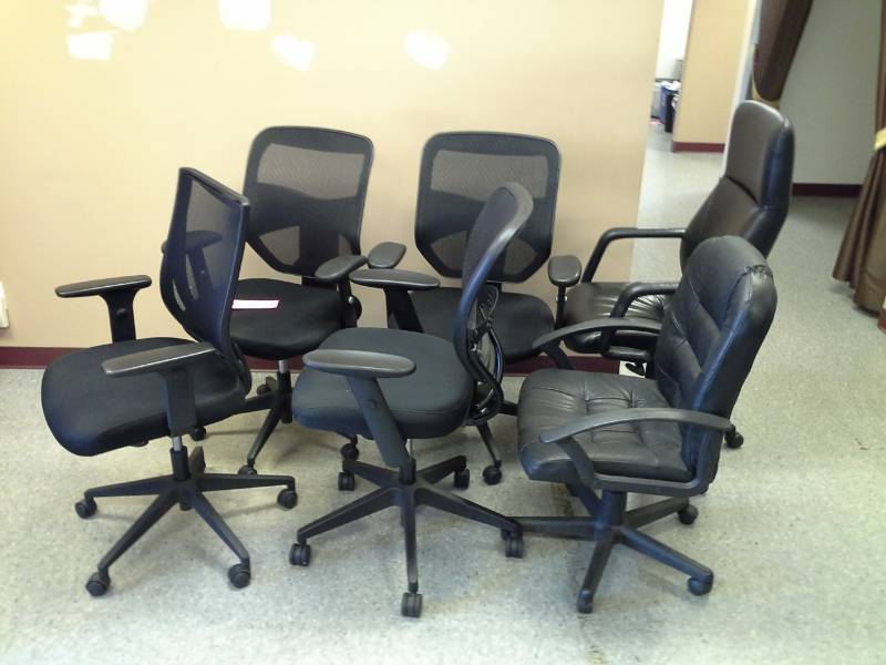 lot 151 image: Lot of (6) Rolling Office Arm Chairs