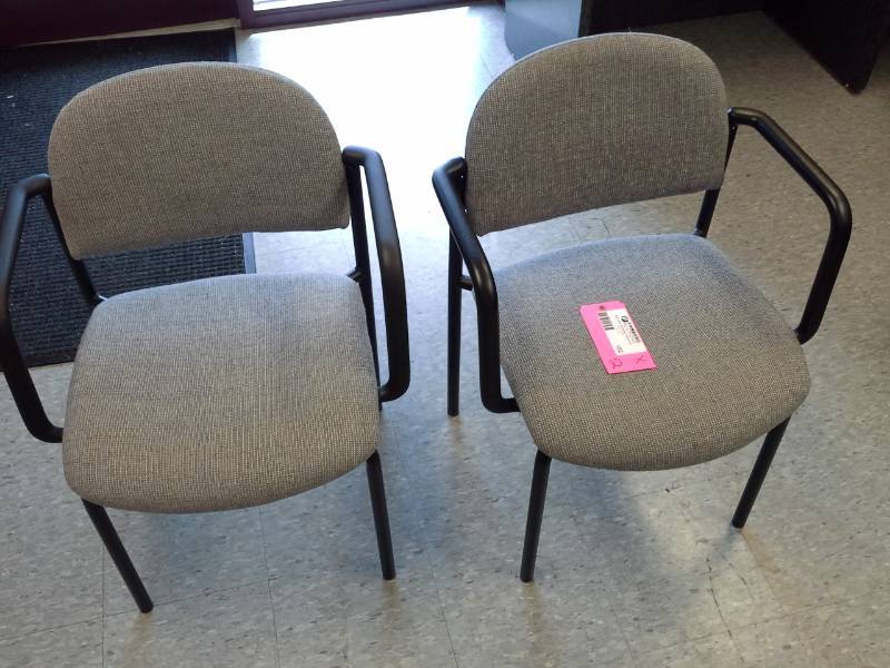 lot 152 image: Lot of (2) Padded Office Chairs