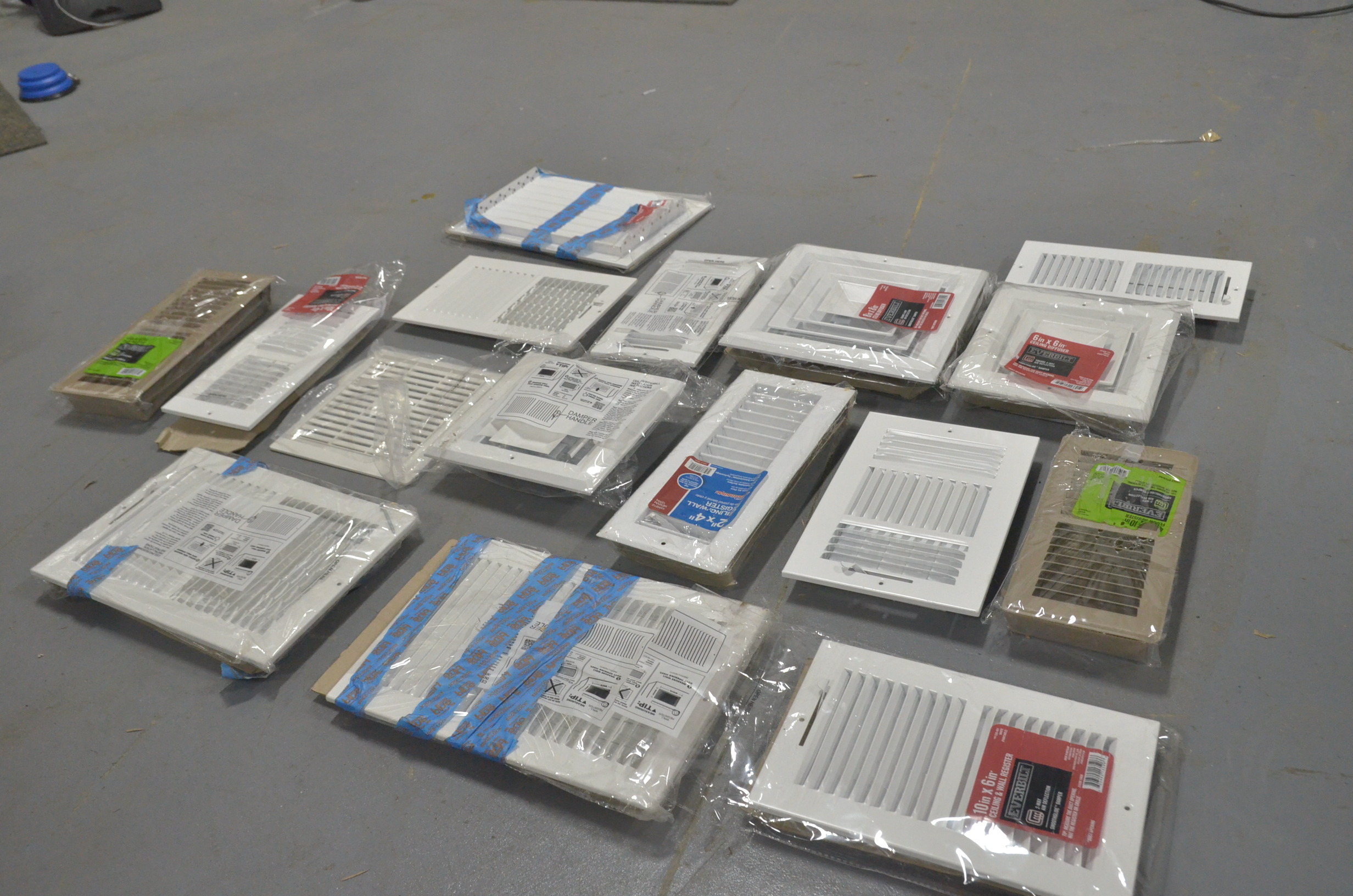 lot 9 image: Miscellaneous lot of vents covers.