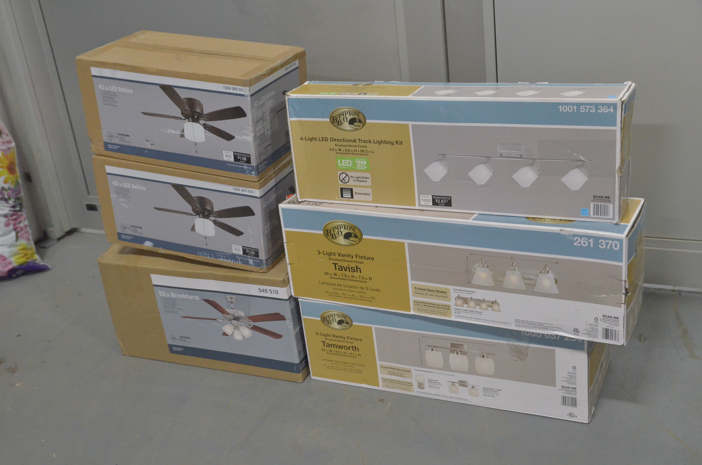 lot 26 image: Lot of SalvageBroken Lighting kits