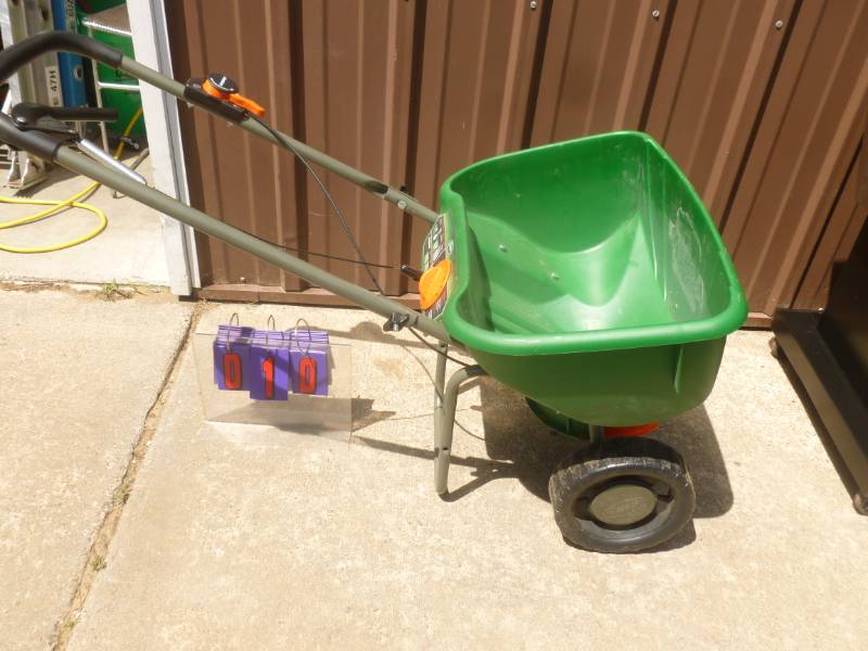 lot 10 image: Scotts Lawn Spreader