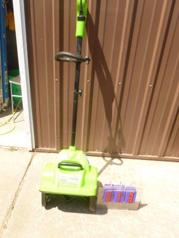 lot 13 image: Greenworks 12 Snow Shovel