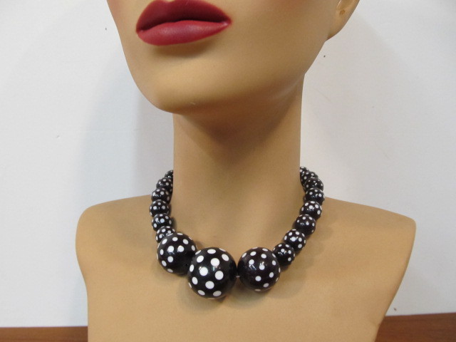 lot 22 image: Vintage Black & White Graduated Polka Dot Bead BAKELITE Necklace