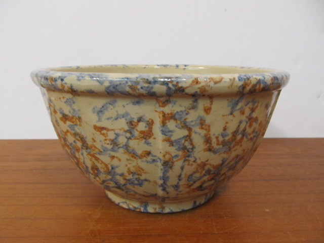 lot 132 image: Antique Red Wing Spongeware Paneled Stoneware Mixing Bowl
