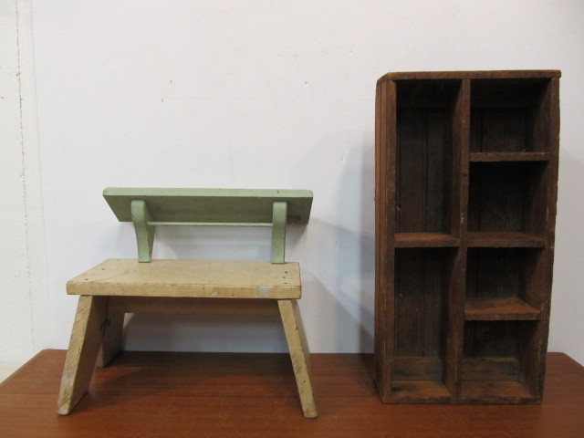 lot 139 image: Vintage & Antique Primitive Stepstool Wall Shelf & Crate