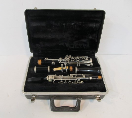 lot 155 image: Vintage Bundy Selmer Resonite Clarinet wCase