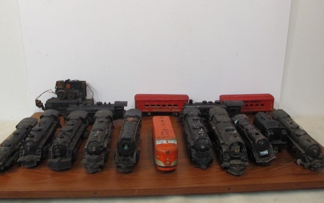 lot 40 image: Large Lot of Old Vintage O Gauge Train Engines etc. - Lionel American Flyer & Marx