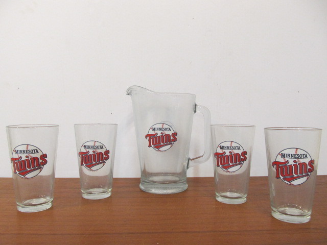 lot 53 image: Minnesota Twins Beer Pitcher Set w4 Glasses