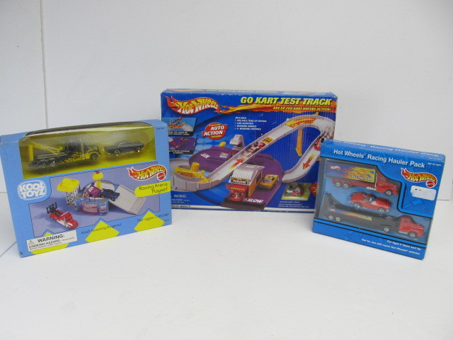 lot 79 image: 3 NIB HOT WHEELS Play Sets