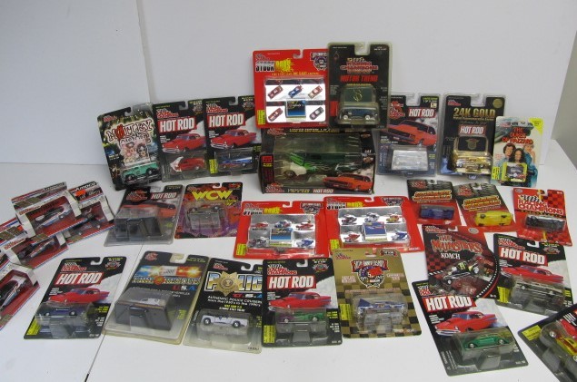 lot 81 image: Large Lot of RACING CHAMPIONS Diecast Cars