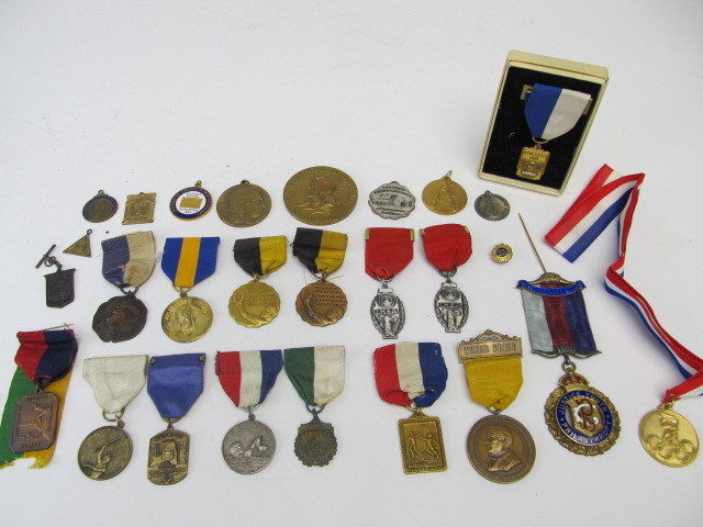 lot 103 image: Collection of Vintage & Antique Awards Medals etc
