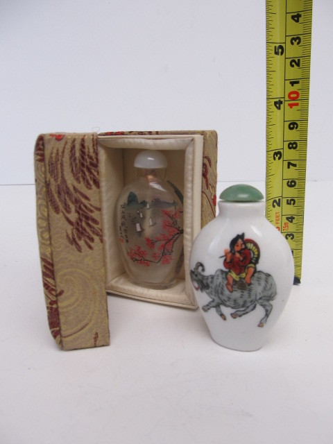 lot 106 image: Vintage Hand Painted Chinese Snuff Bottles