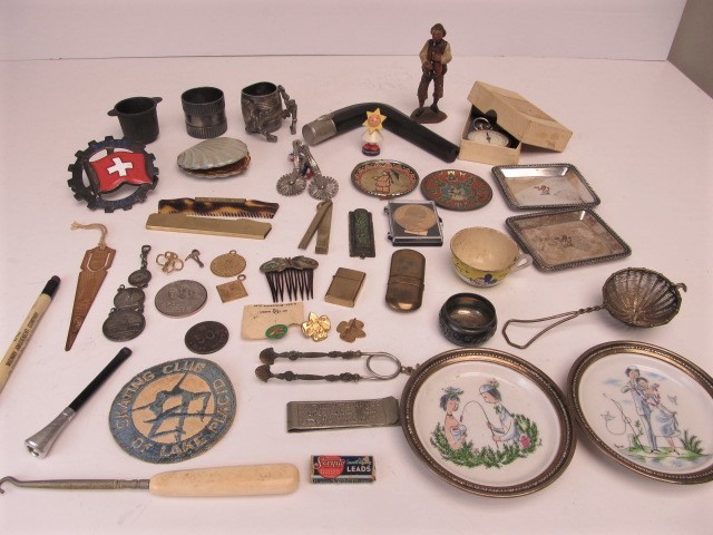lot 109 image: Large Lot of Vintage & Antique Smalls